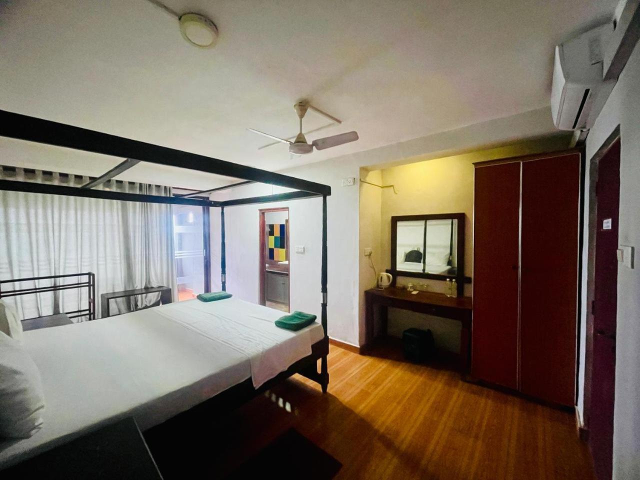 Suncoast Beach Hotel Mirissa Eksteriør billede