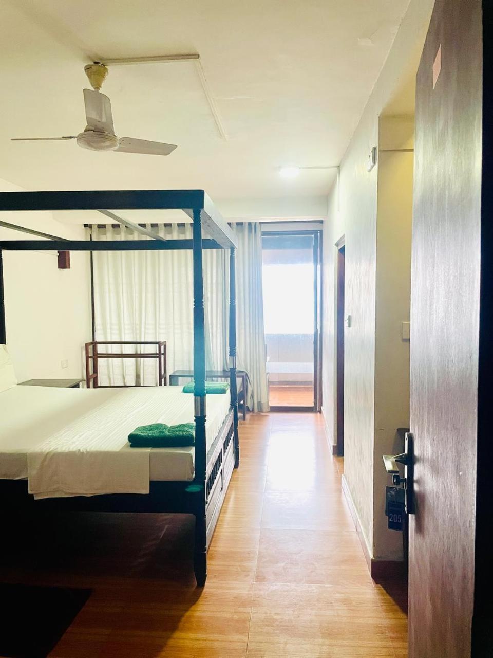 Suncoast Beach Hotel Mirissa Eksteriør billede